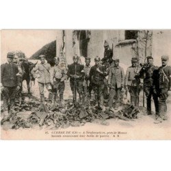 NEUFMONTIERS: soldats examinant leur butin de guerre - très bon état