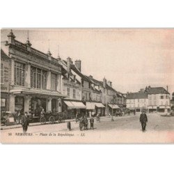 NEMOURS: place de la république - très bon état