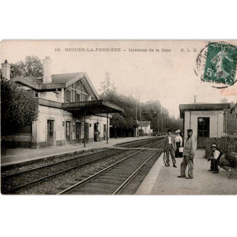 OZOUER-la-FERRIERE: intérieur de la gare - très bon état