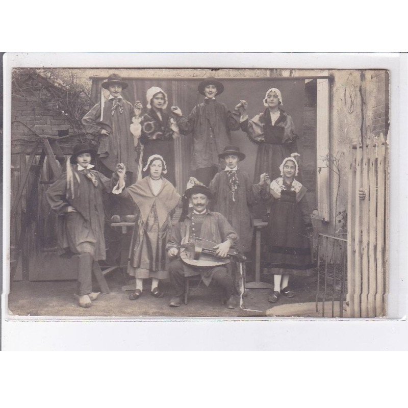 PUY-de-DOME: costumes auvergnat, vielle - très bon état