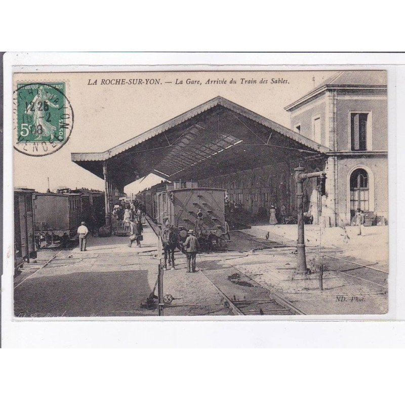 LA ROCHE SUR YON: la gare, arrivée du train des sables - très bon état