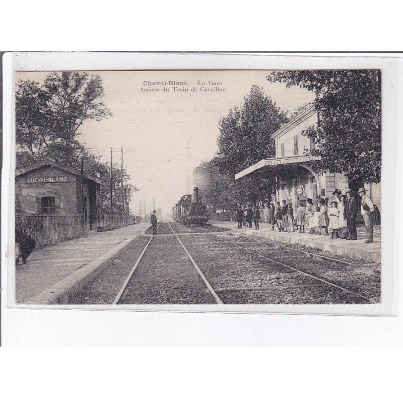 CHEVAL-BLANC: la gare, arrivée du train de cavaillon - très bon état