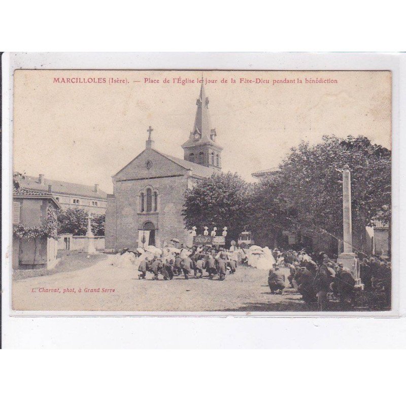 MARCILLOLES: place de l'église les jour de la fête-dieu pendant la bénédiction - état