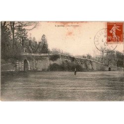 JUVISY-sur-ORGE: la terrasse - très bon état