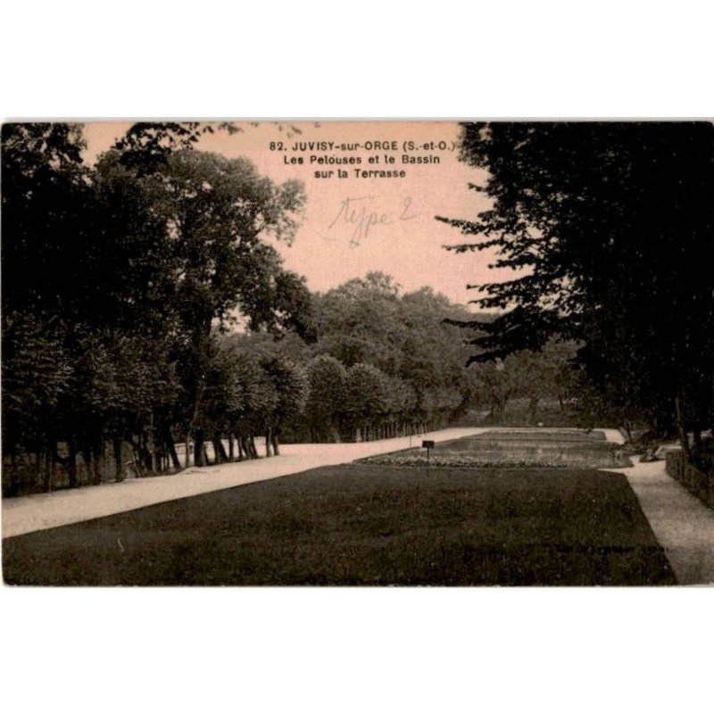 JUVISY-sur-ORGE: les pelouses et le bassin sur la terrasse - très bon état
