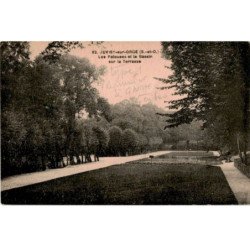 JUVISY-sur-ORGE: les pelouses et le bassin sur la terrasse - très bon état