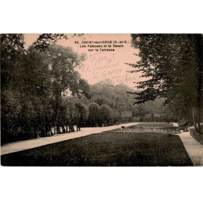 JUVISY-sur-ORGE: les pelouses et le bassin sur la terrasse - très bon état