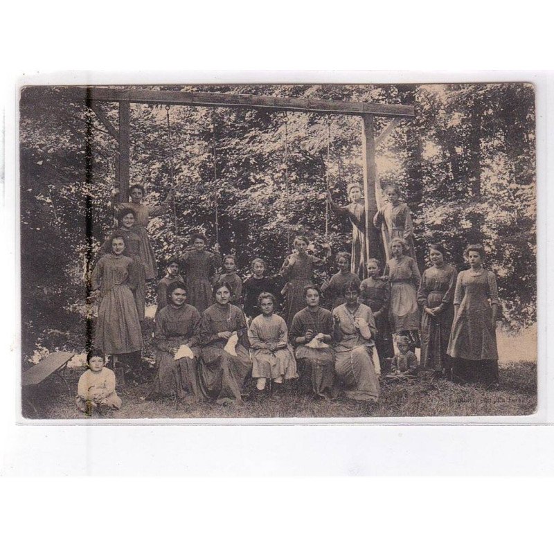 LA FERE(?): un groupe de femme et balançoire - très bon état