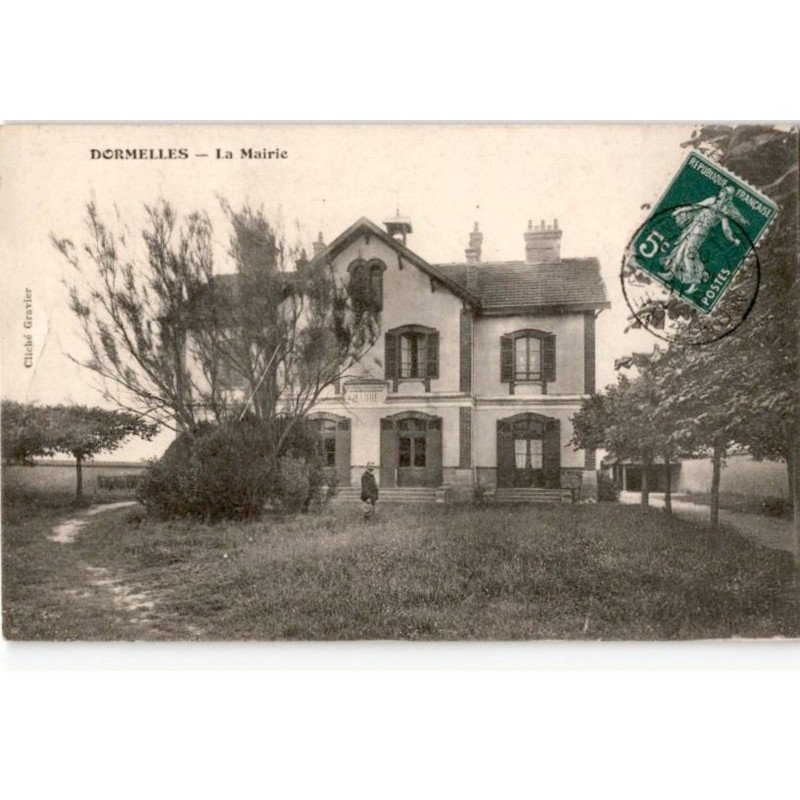 DORMELLES: la mairie - très bon état
