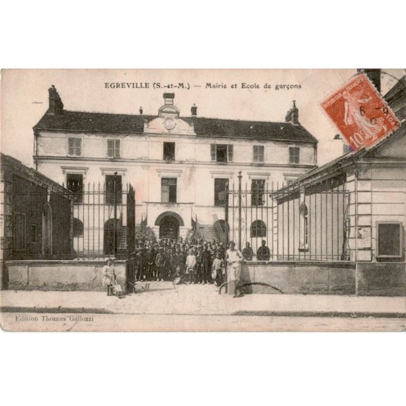 EGREVILLE: mairie et école de garçons - très bon état