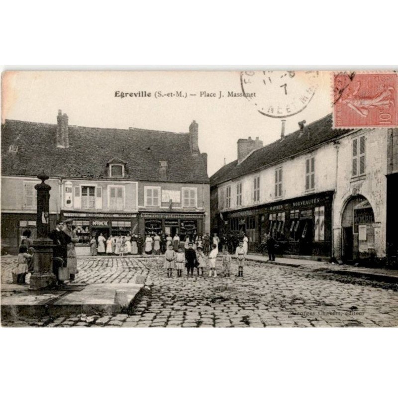 EGREVILLE: place J. Massanet - très bon état