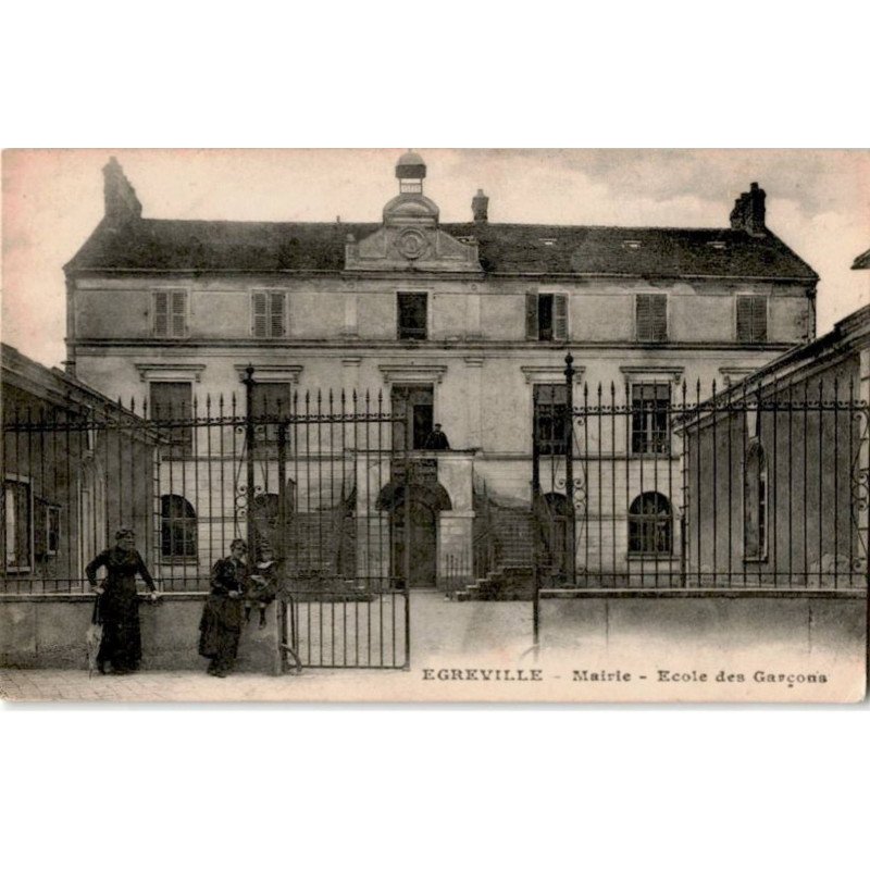 EGREVILLE: mairie école des garçons - très bon état