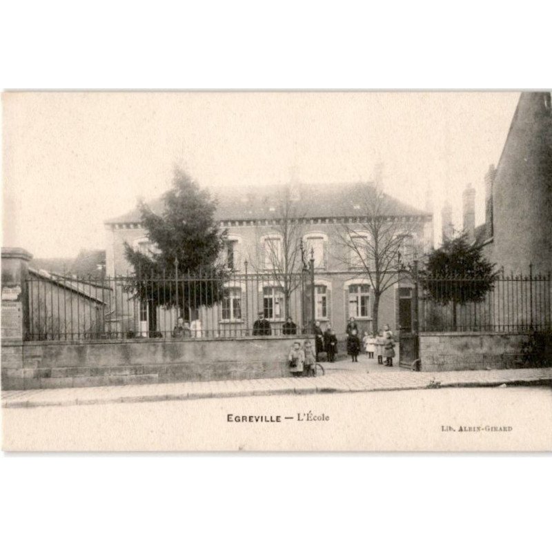 EGREVILLE: l'école - très bon état