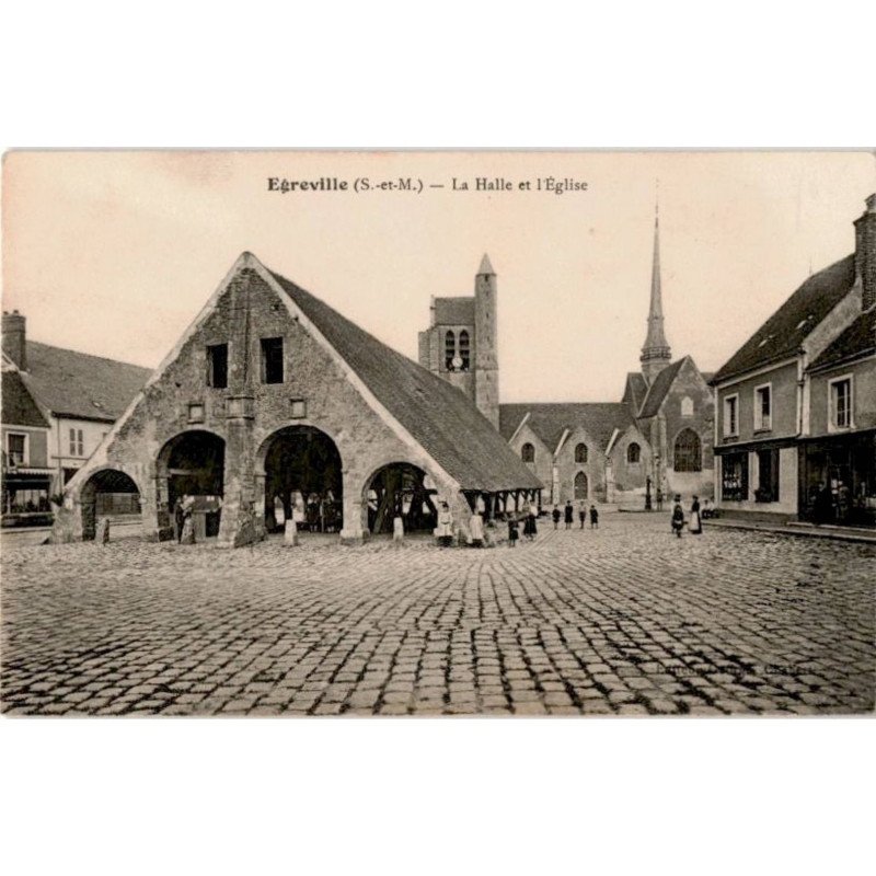 EGREVILLE: la halle et l'église - très bon état