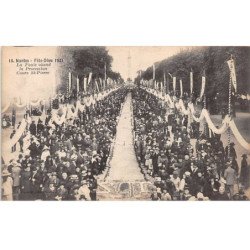 NANTES - La Fête Dieu 1921 - La Foule attend la Procession Cours Saint Pierre - très bon état