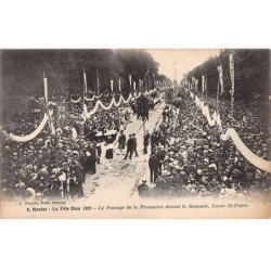 NANTES - La Fête Dieu 1921 - Le Passage de la Procession devant le Reposoir, Cours Saint Pierre - très bon état