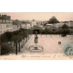 FONTAINEBLEAU: place centrale - très bon état