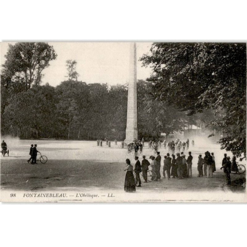 FONTAINEBLEAU: l'obélisque - très bon état