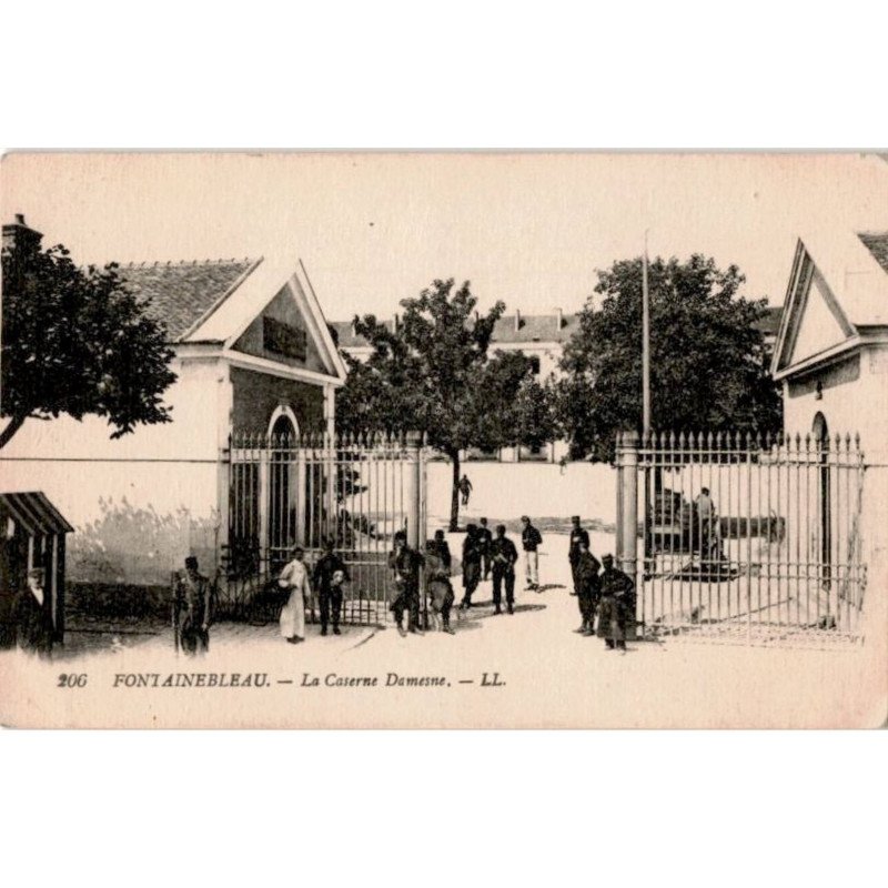 FONTAINEBLEAU: la caserne damesne - très bon état