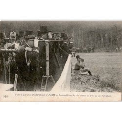 FONTAINEBLEAU: visite du roi d'espagne a paris, le roi observe les effets du tir d'artillerie - très bon état