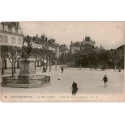 FONTAINEBLEAU: la place centrale, statue du général damesne - état
