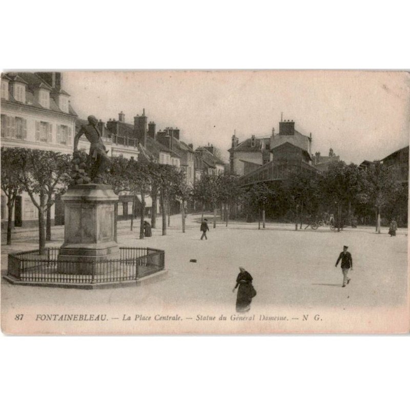 FONTAINEBLEAU: la place centrale, statue du général damesne - état