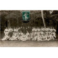 FONTAINEBLEAU: capitaine et ses hommes en manoeuvre dans la forêt de fontainebleau - très bon état