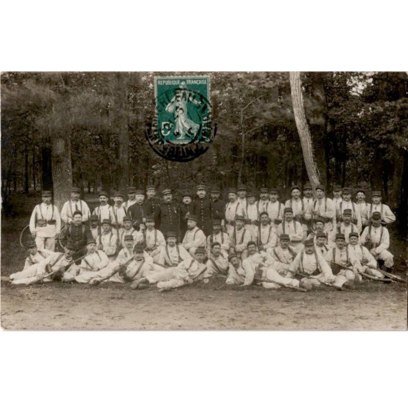 FONTAINEBLEAU: capitaine et ses hommes en manoeuvre dans la forêt de fontainebleau - très bon état