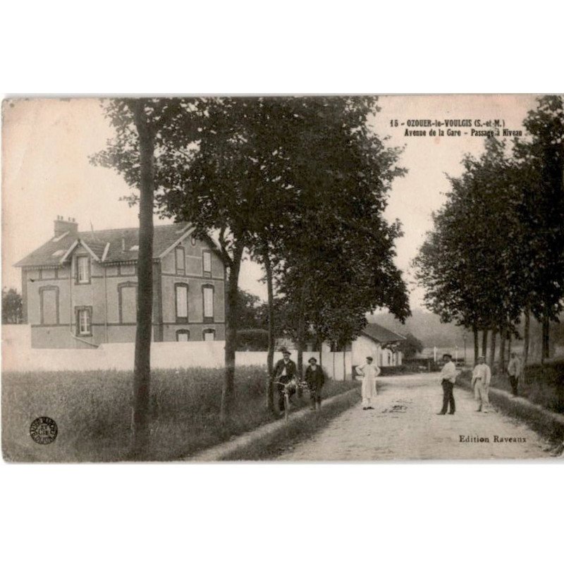 OZOUER-le-VOULGIS: avenue de la gare, passage à niveau - état