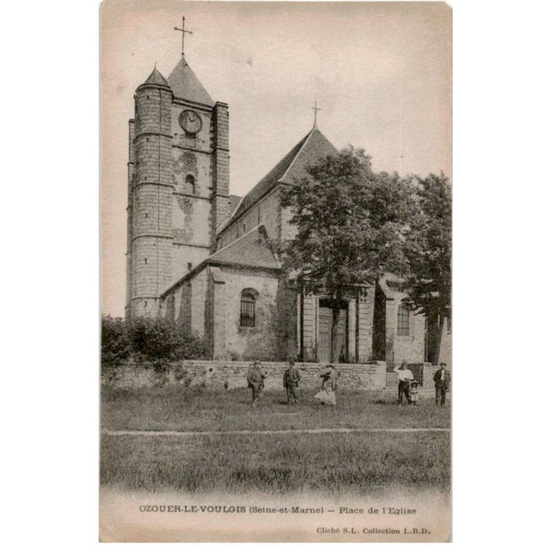 OZOUER-le-VOULGIS: place de l'église - état