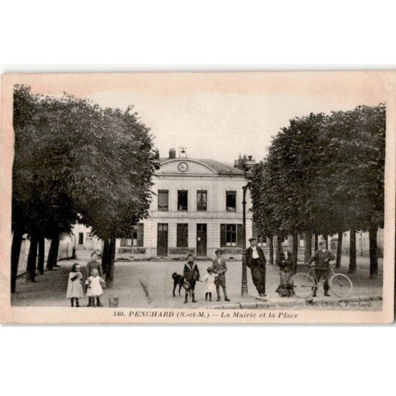 PENCHARD: la mairie et la place - très bon état