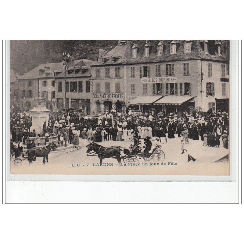 LARUNS - La Place un jour de fête - très bon état