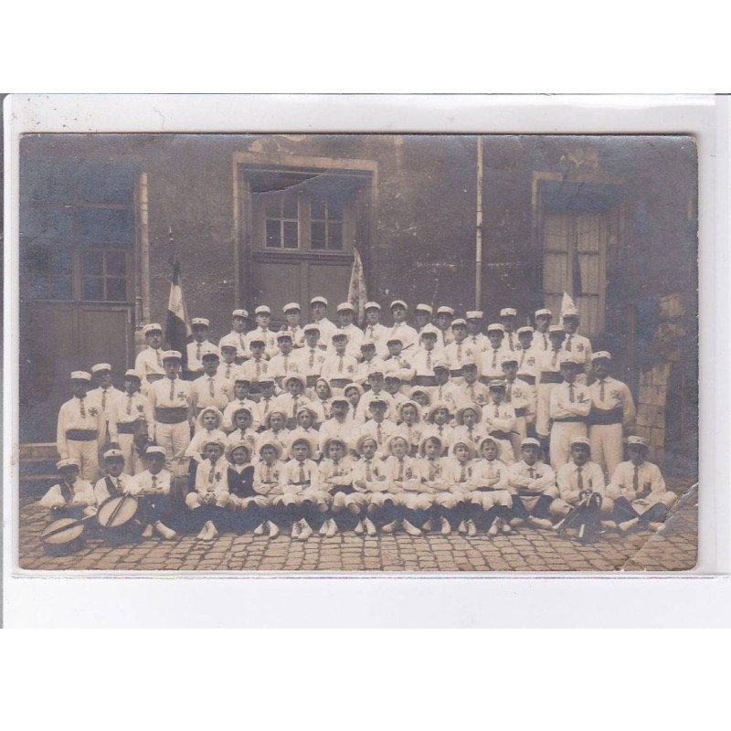 ORLEANS: groupe de personnes habillé tout de blanc, instruments de musique - état