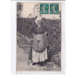 EN SOLOGNE: les vendanges dans les vignes une vendengeuse - très bon état