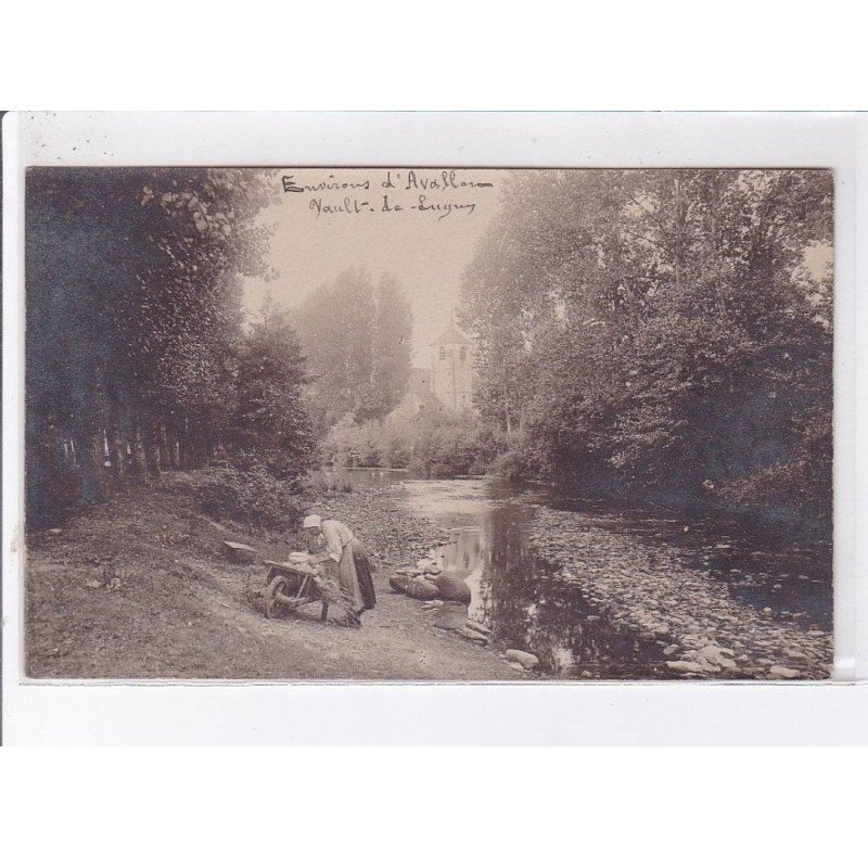 VAULT-de-LUGNY: femme près d'une petite rivière - très bon état