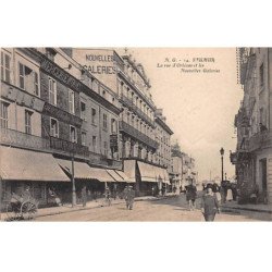 SAUMUR - La Rue d'Orléans et les Nouvelles Galeries - très bon état