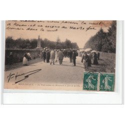 MOULINEAUX - La foule autour du Monument le Jour de la Fête - très bon état