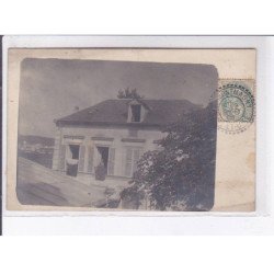 MONTMAGNY: batiment, femme à la fenêtre - très bon état