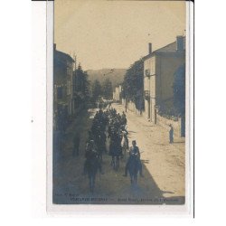ST-JEAN-DE-BOURNAY : Route Neuve, Arrivée du 1. Hussards - très bon état