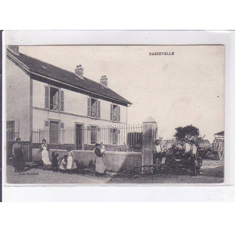 BASSEVILLE: bâtiment et personnage - très bon état