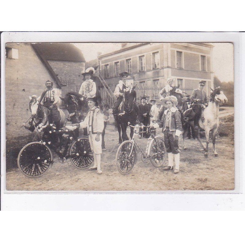 MELISEY: avallon, personnages costumés, chevaux, vélos, cavalcade - très bon état