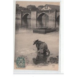 LIMOGES - Au Pont Saint Etienne - une laveuse - très bon état