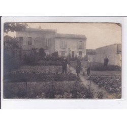 ROSNY-SOUS-BOIS: personnages devant pavillon - état