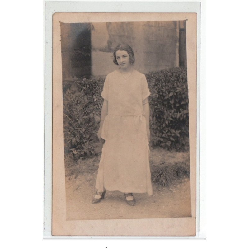 ROMAINVILLE - CARTE PHOTO - Jeune femme - très bon état