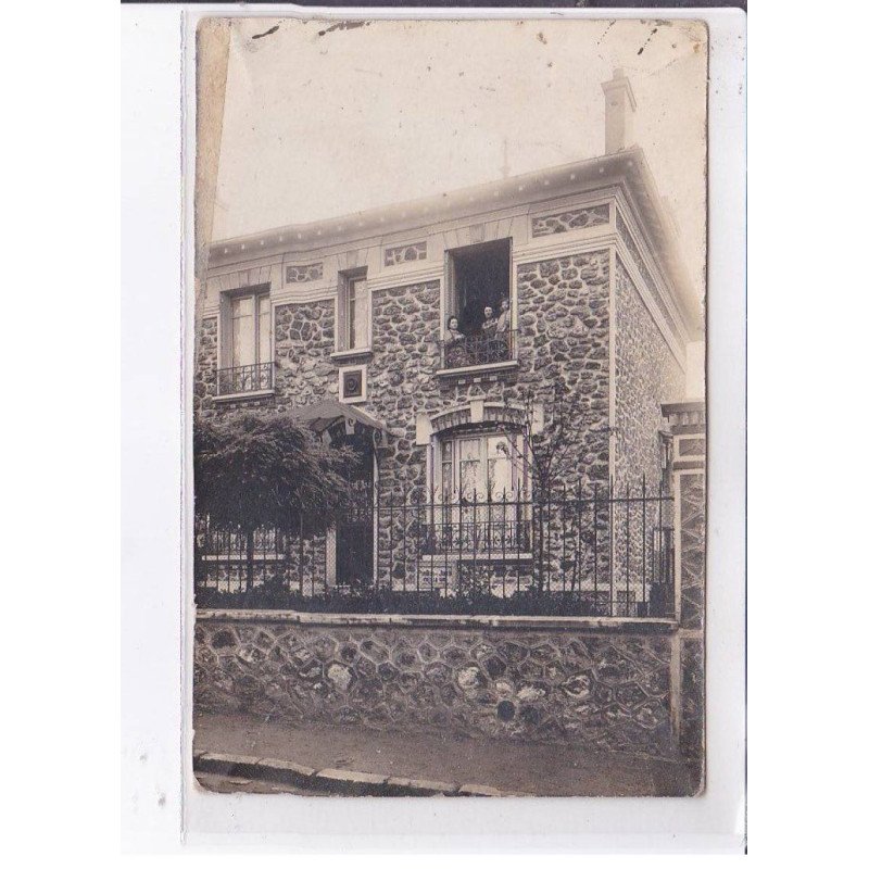 LE PERREUX: personnages à la fenêtre d'un pavillon - état