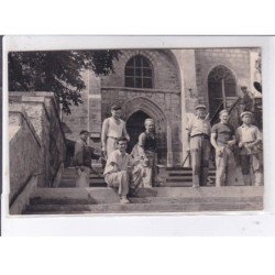 IVRY-sur-SEINE: lot de 8 photos format CPA, ouvriers devant l'église - très bon état