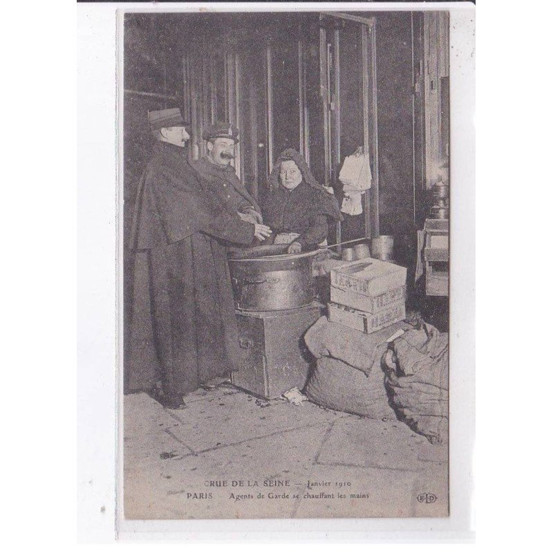 PARIS: crue de la seine janvier 1910 agent de garde se chauffent les mains - très bon état
