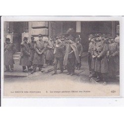 PARIS: la grève des postiers la troupe gardant l'hôtel des postes, 75001 - très bon état