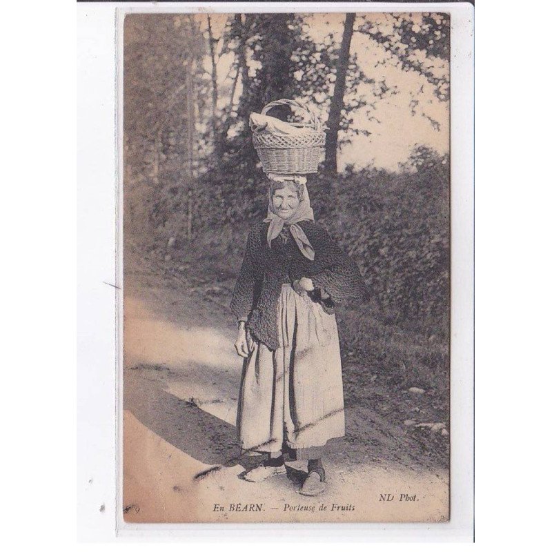 PYRENEE-ATLANTIQUE: en béarn, porteuse de fruits - état