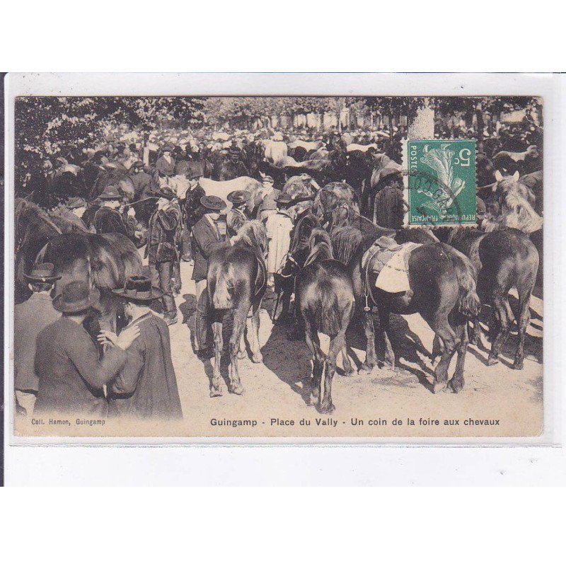 GUINGAMP: place du vally, un coin de la foire aux chevaux - état GUINGAMP: place du vally, un coin de la foire aux chevaux - état